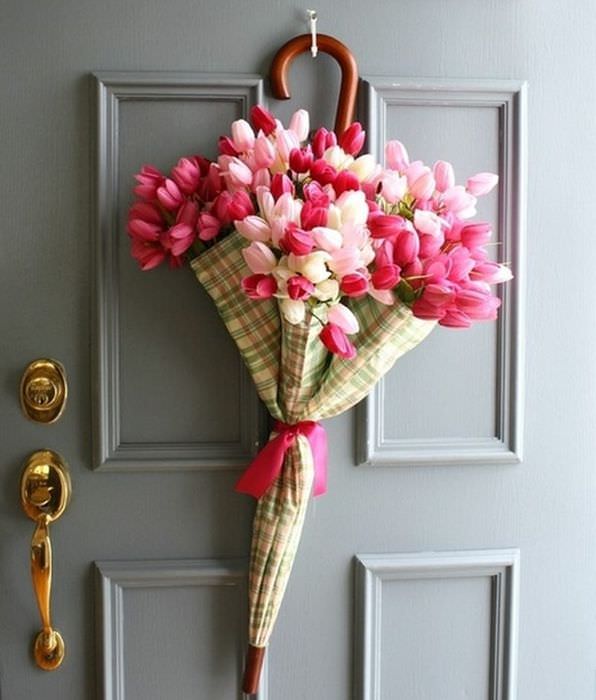 Украшение входной двери букетом тюльпанов