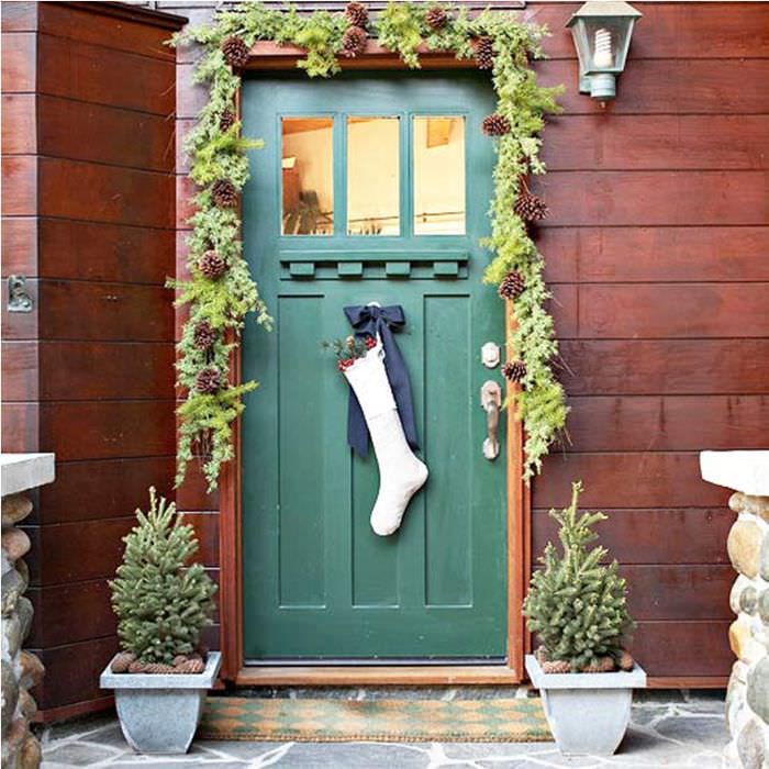 Носки для подарков на входной двери частного дома