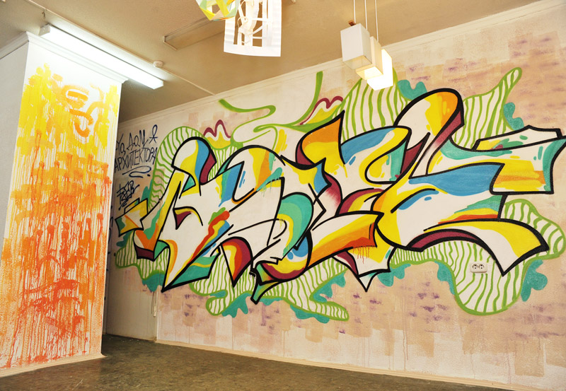 Изрисованные стены. Разрисованные стены. Рисование баллончиками на стене. Разрисовка стен граффити. Стена Разрисованная граффити.
