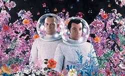 Пьер Коммуа и Жиль Бланшар (на фото - автопортрет "Космонавты") попали на Московскую биеннале как наиболее китченосные особы франскуского гей0искусства