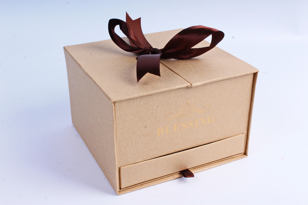 В каких магазинах упаковывают подарки. Подарочная коробка 50х30х10. Красивая картонная коробка. Красивые коробки для подарков. Крафтовая коробочка для подарка.