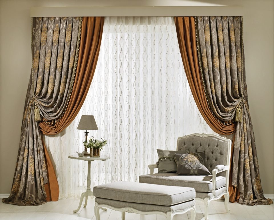 Белые шторы в интерьере гостиной в современном стиле