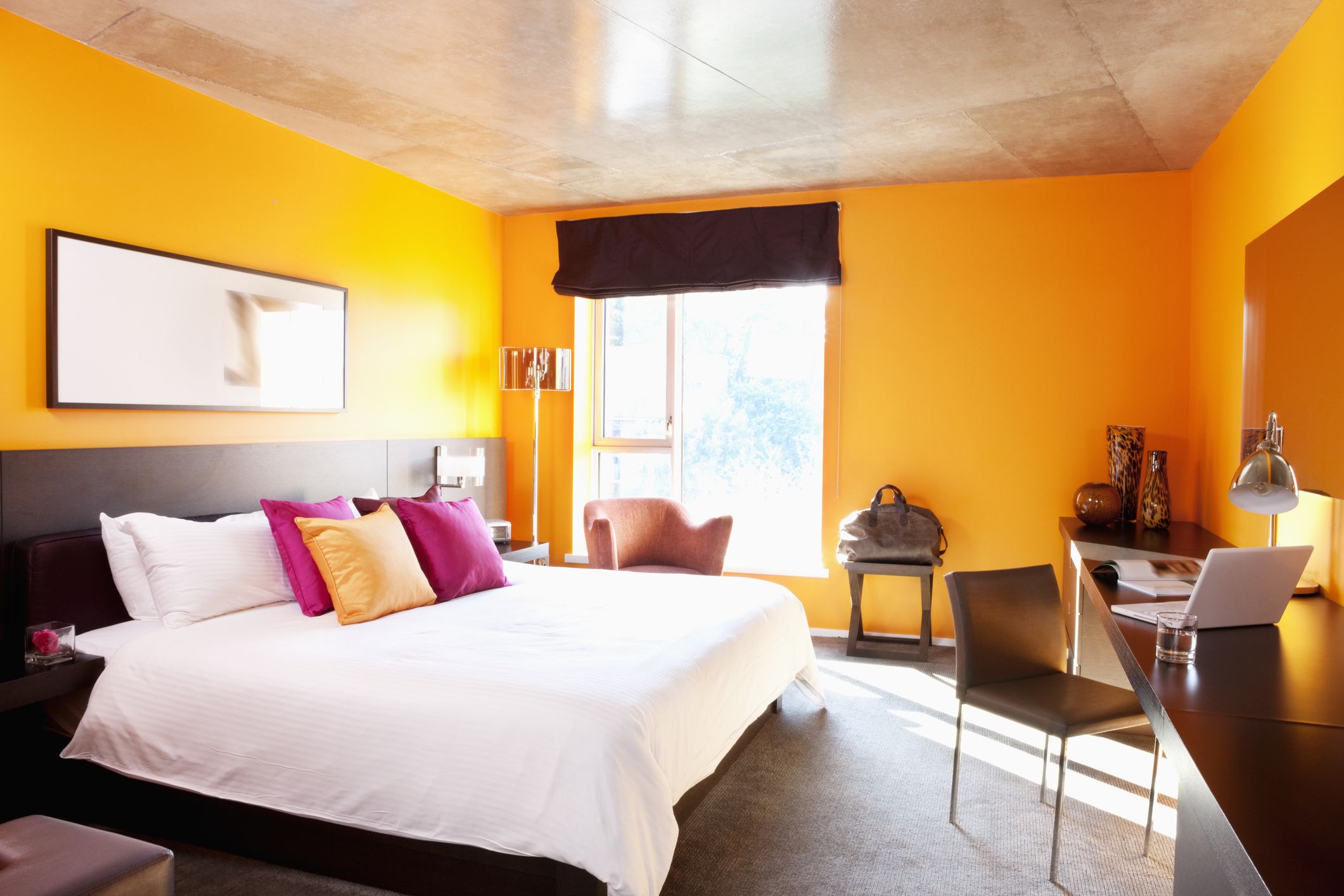 Спальня с оранжевой мебелью
