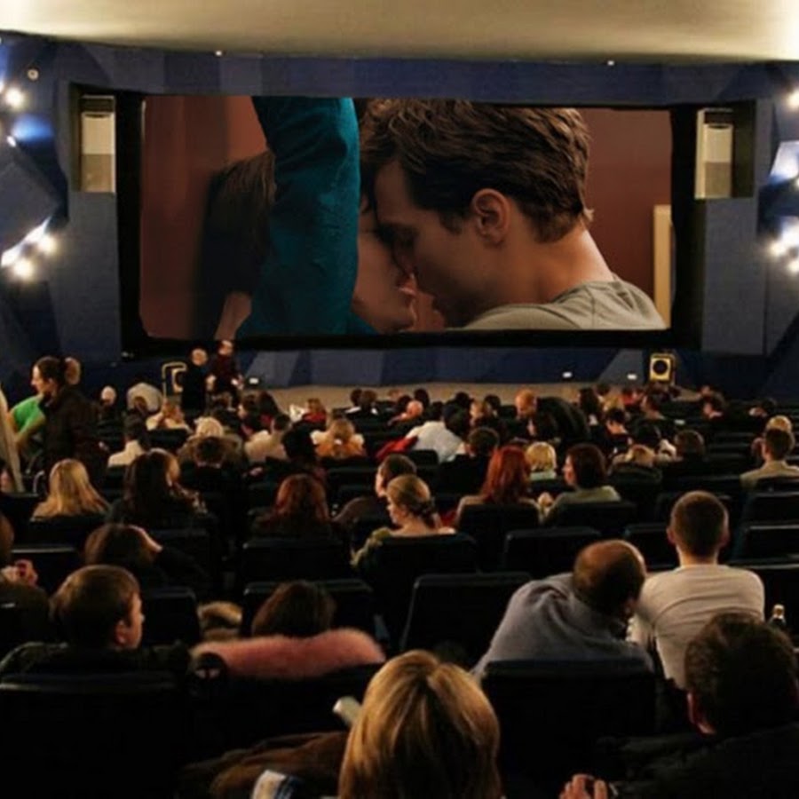 В кинотеатре есть три зала. Люди в кинотеатре. Кинотеатр полный зал. Зал кинотеатра с людьми. Кинотеатр вид из зала.